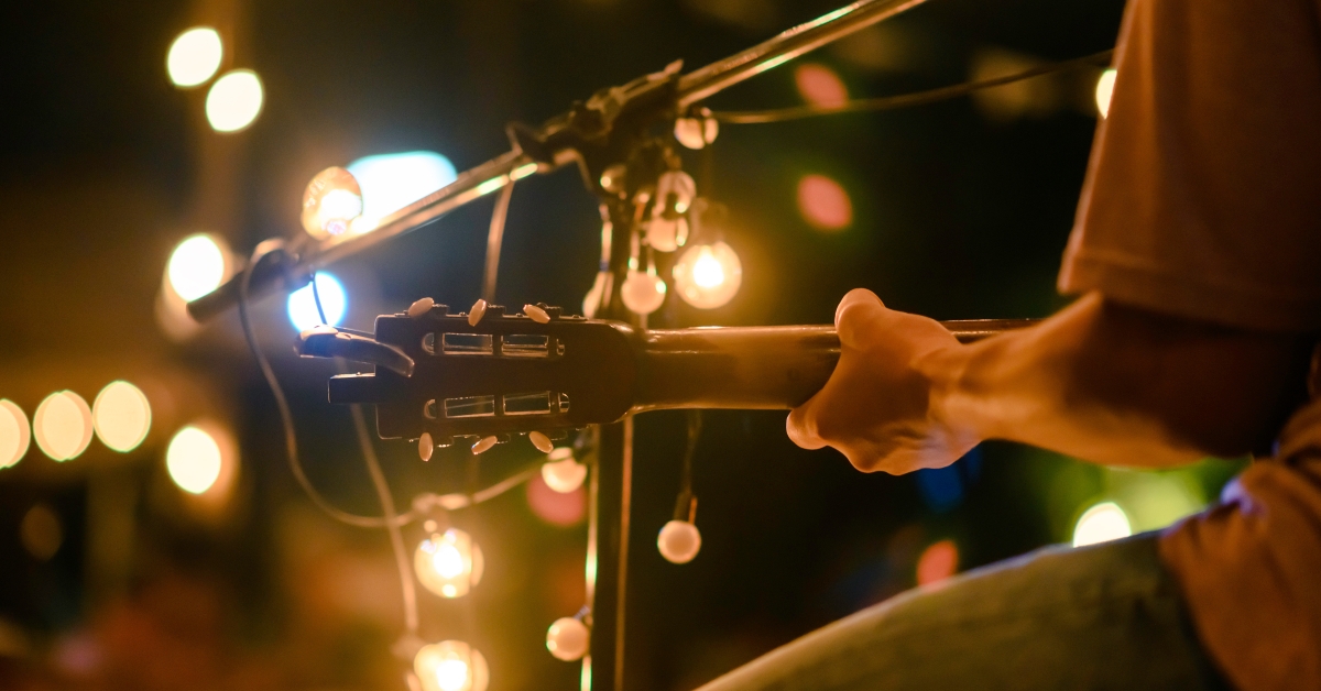 sitting play acoustic guitar