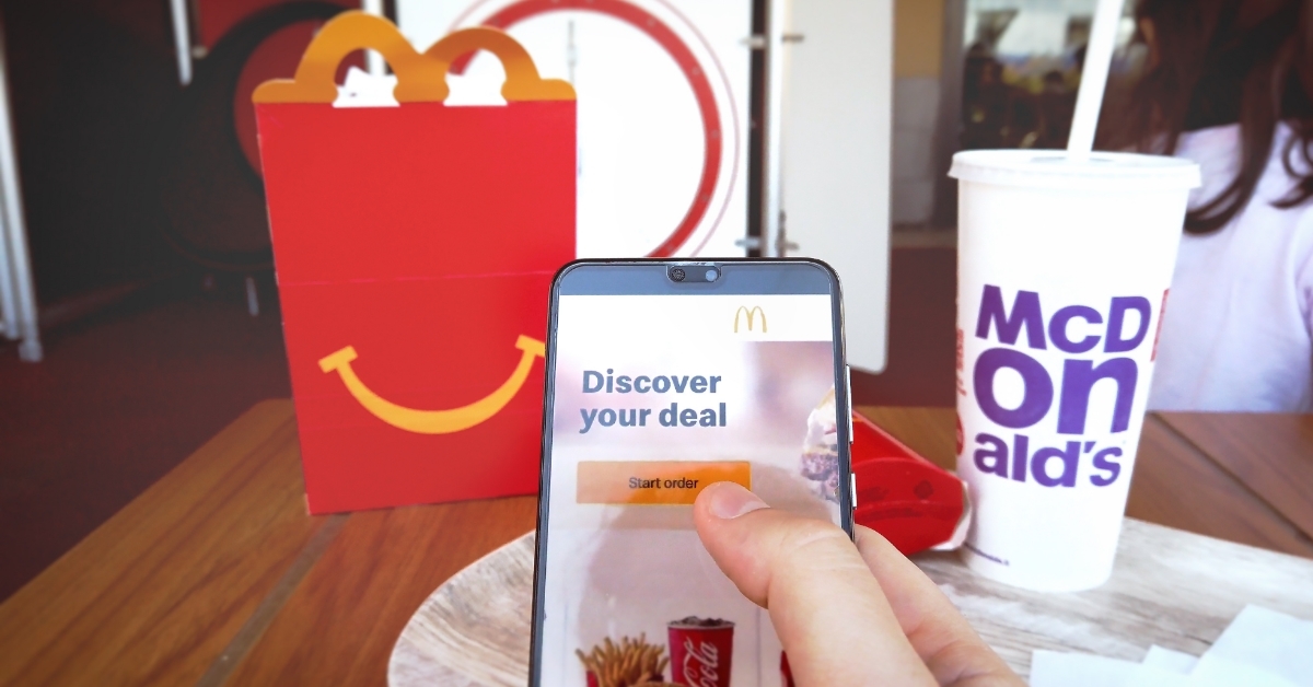 man order mc donald using smartphone