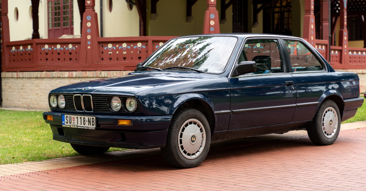 BMW 3 (E30) in blue color