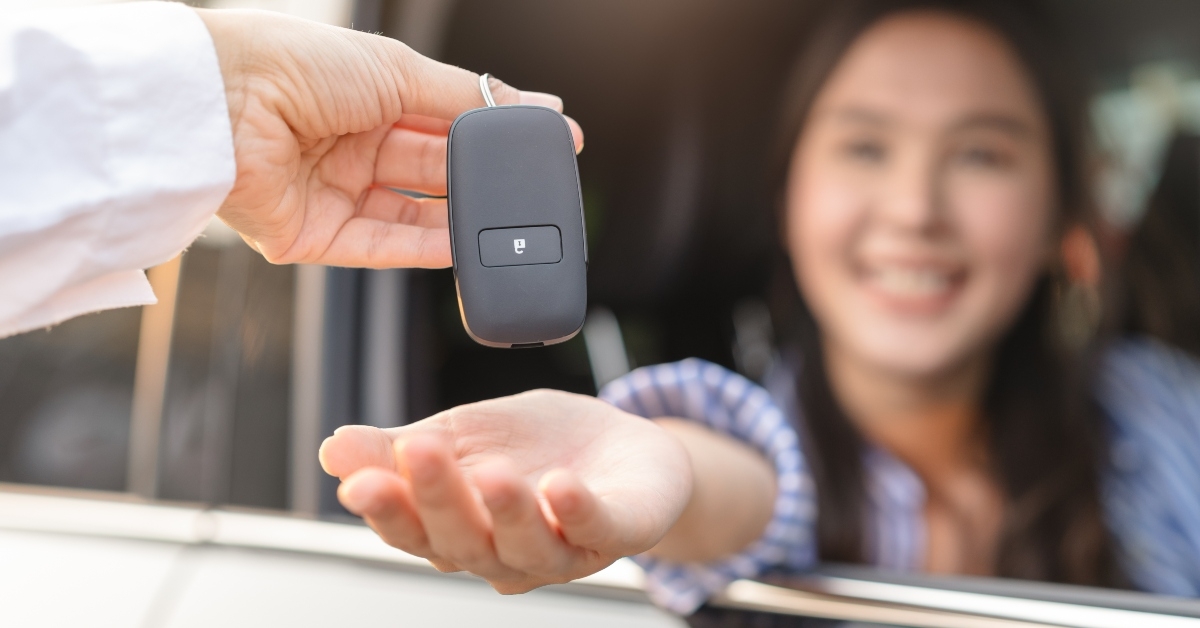 woman hand receiving car 