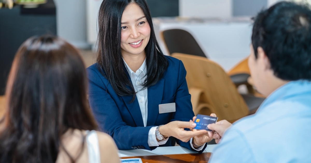  saleswoman recieving the credit card 