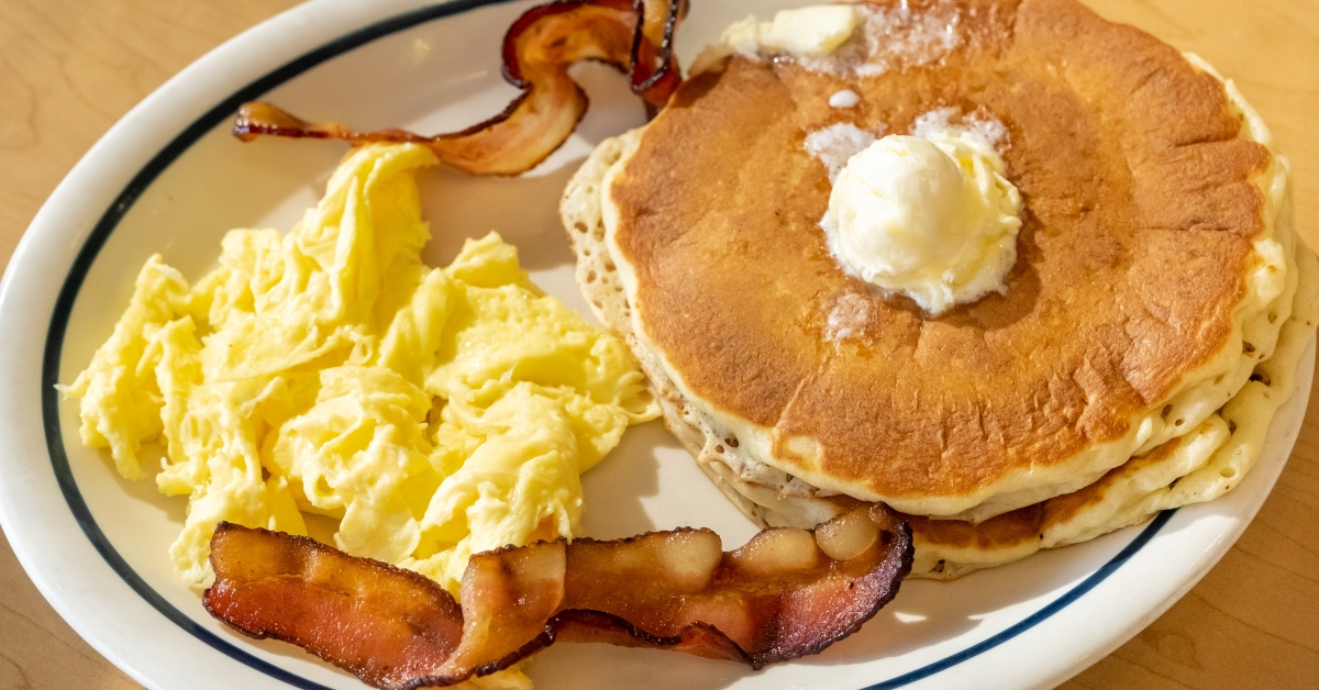 Scramble eggs and hot cakes