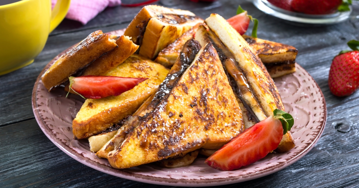 Sweet French toasts with fruits