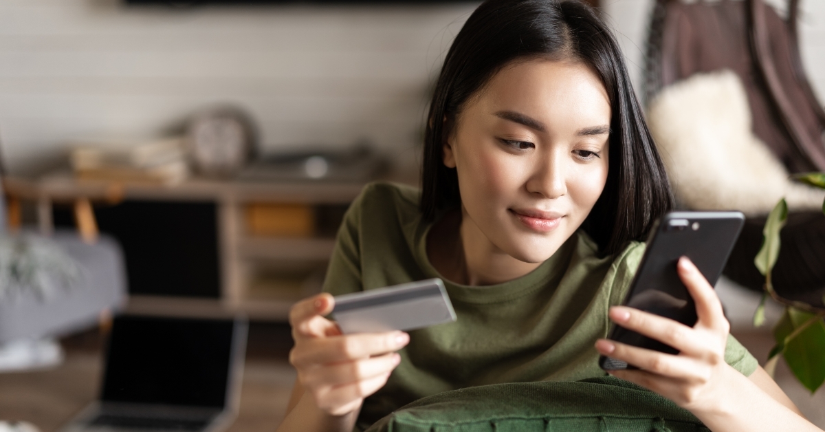 aisan woman using mobile for shopping