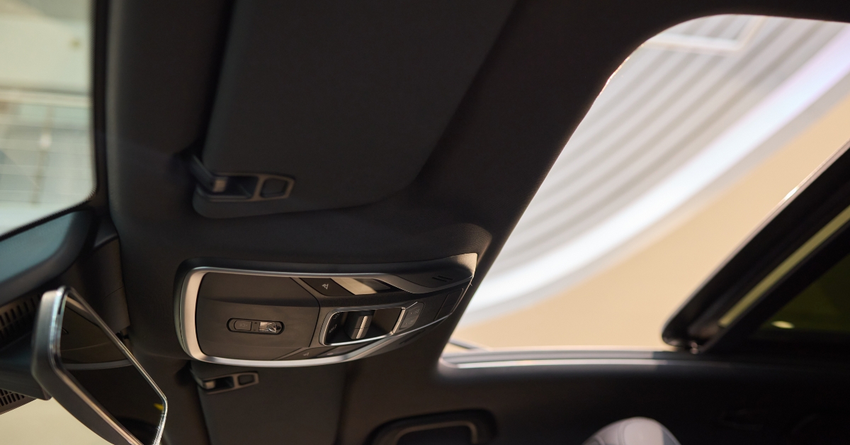 Motor vehicle with sunroof