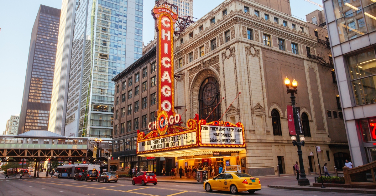 chicago theatre at night in usa