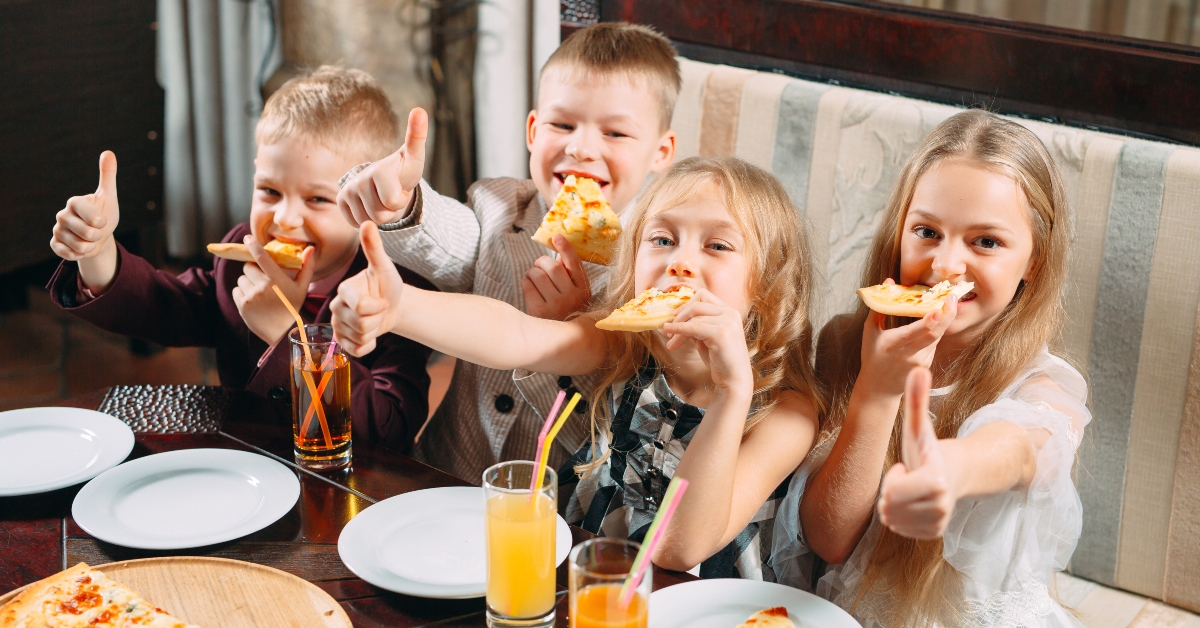 Children eating pizza