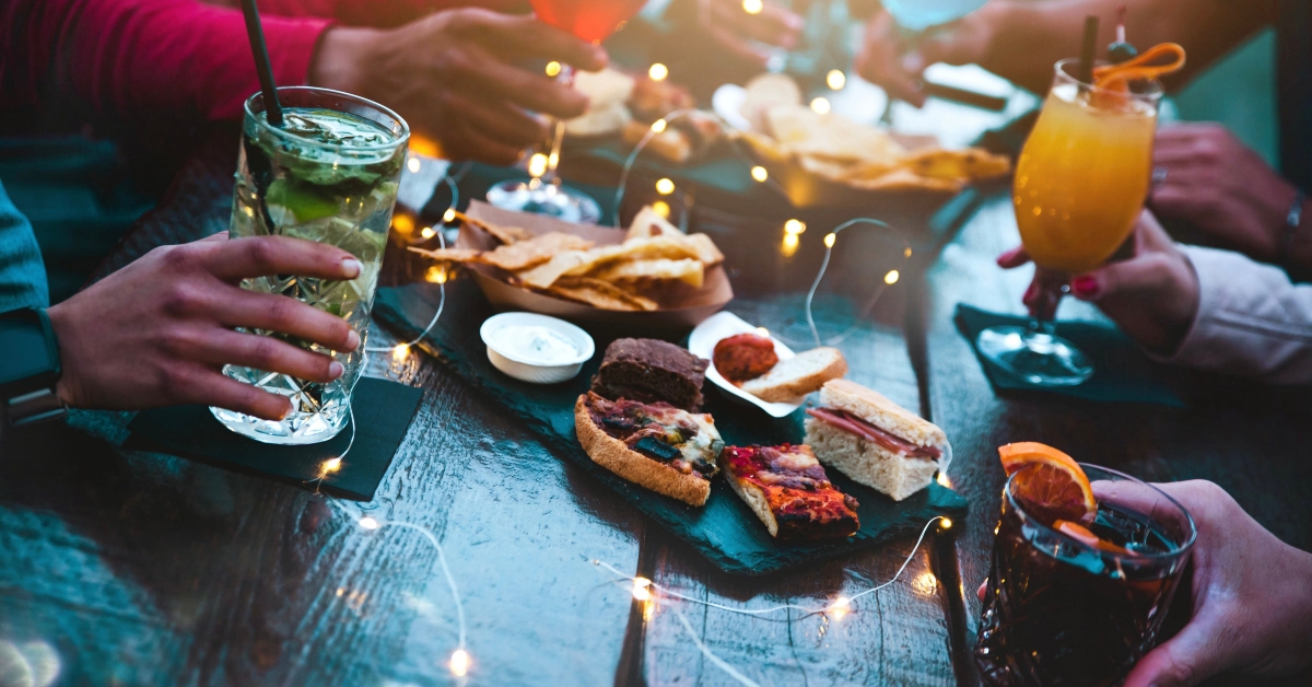 People hands holding cocktail glasses