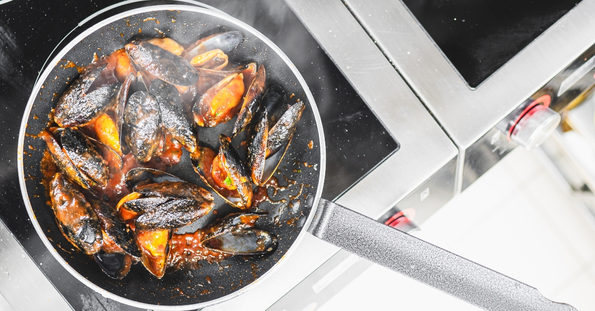 pan with mussels