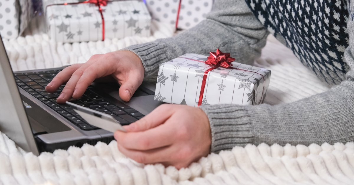 Buys gifts for New Year
