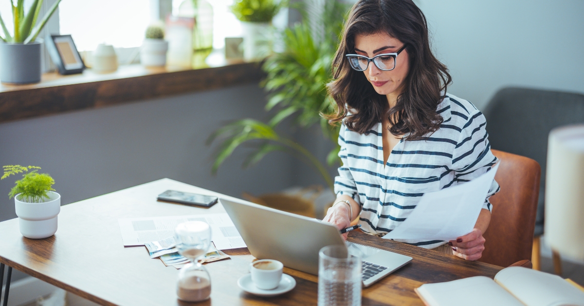 Business woman calculates expenses