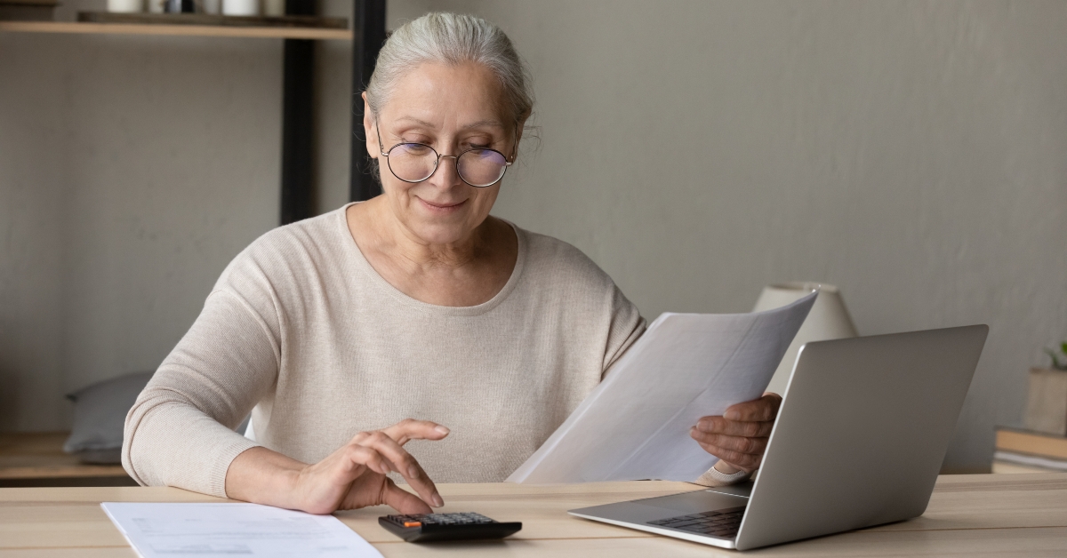 Female wear glasses calculates expenses