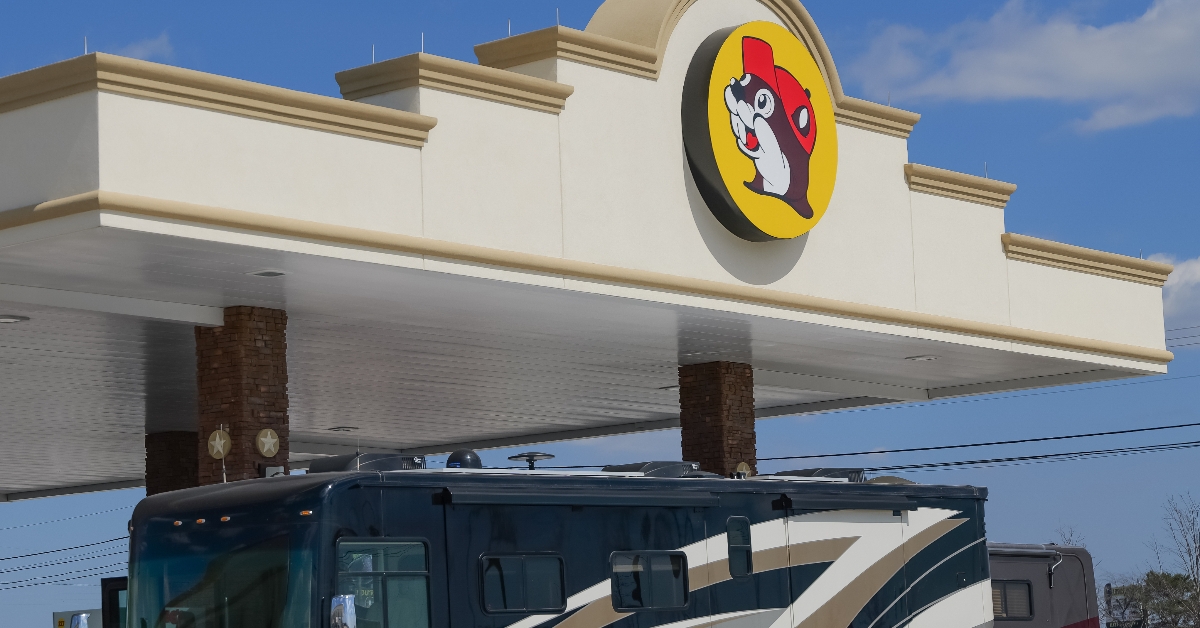 Motorhome refuels at Buc-ees gas station