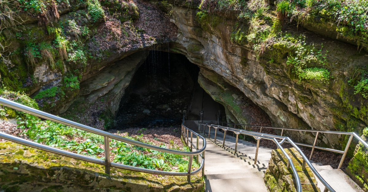 Entrance to mammoth cave 