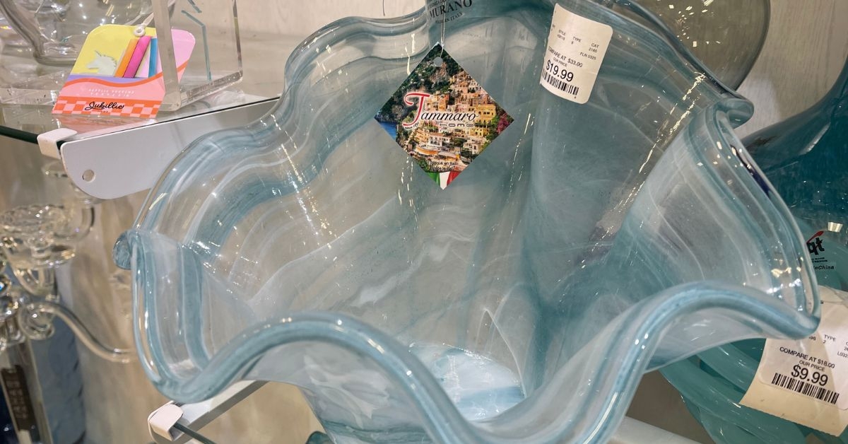 Shell shaped glass bowl