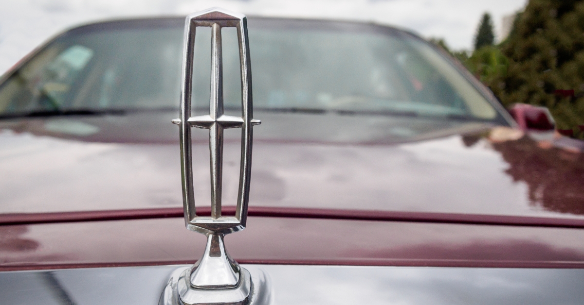 Lincoln logo on the car bonnet 
