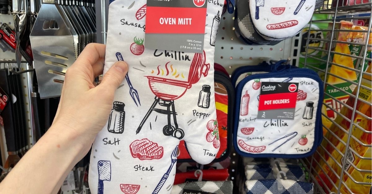 a white oven mitt