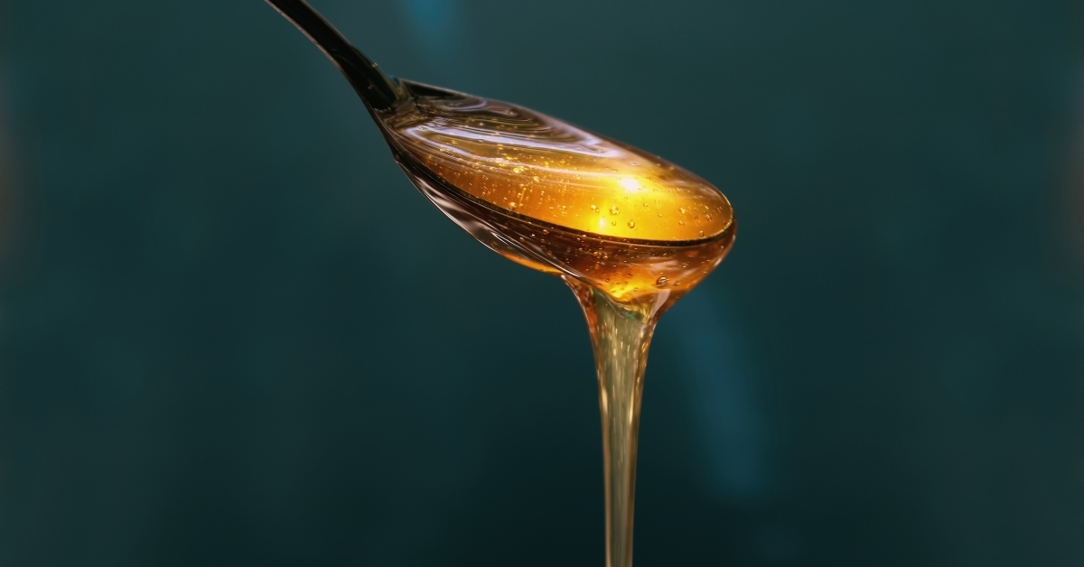 Delicious honey pours