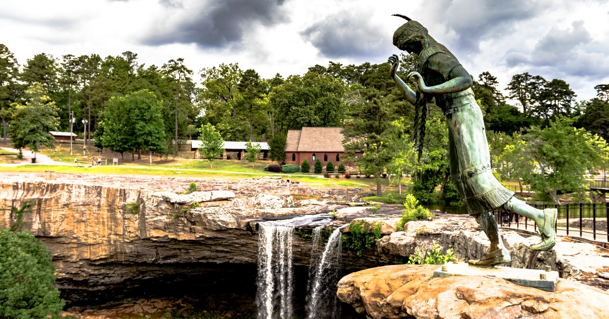 Statue of Noccalula near falls