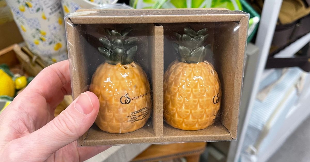 pineapple salt and pepper shakers