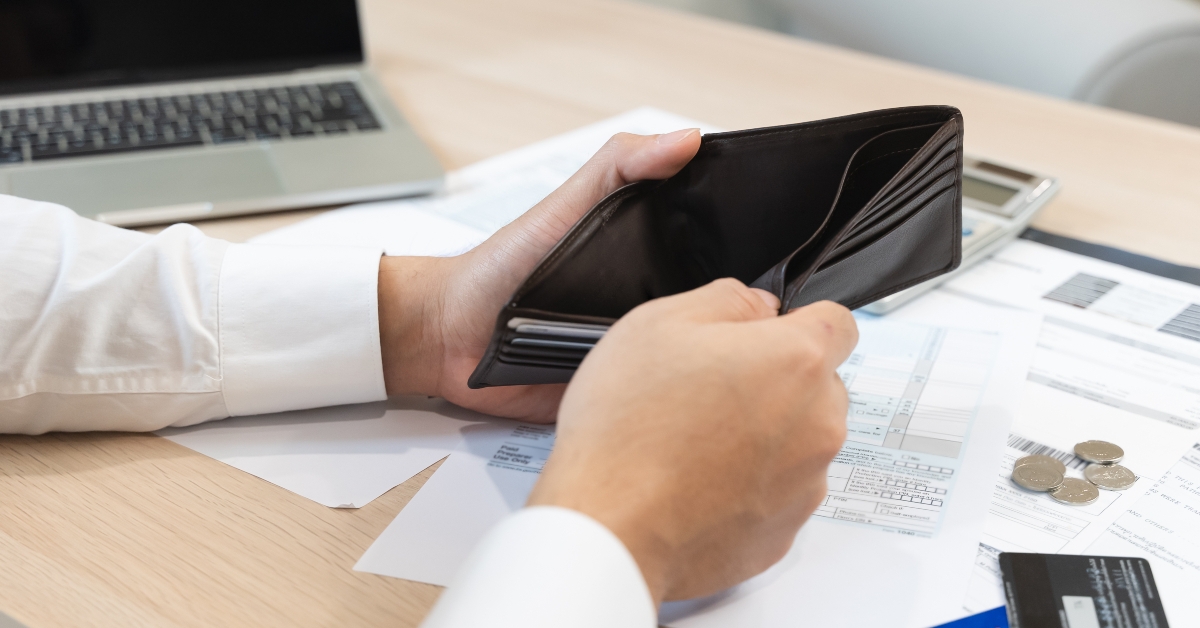 person open an empty wallet on the table