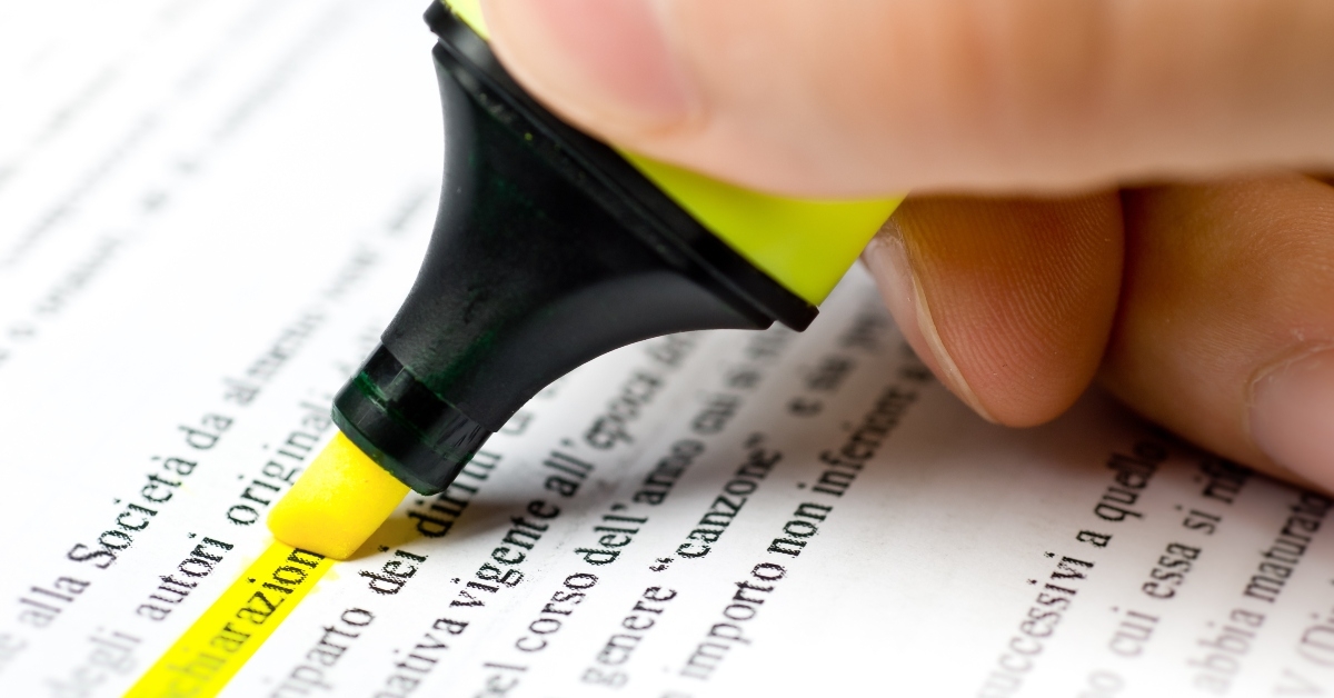 hand who writes with an highlighter on a paper