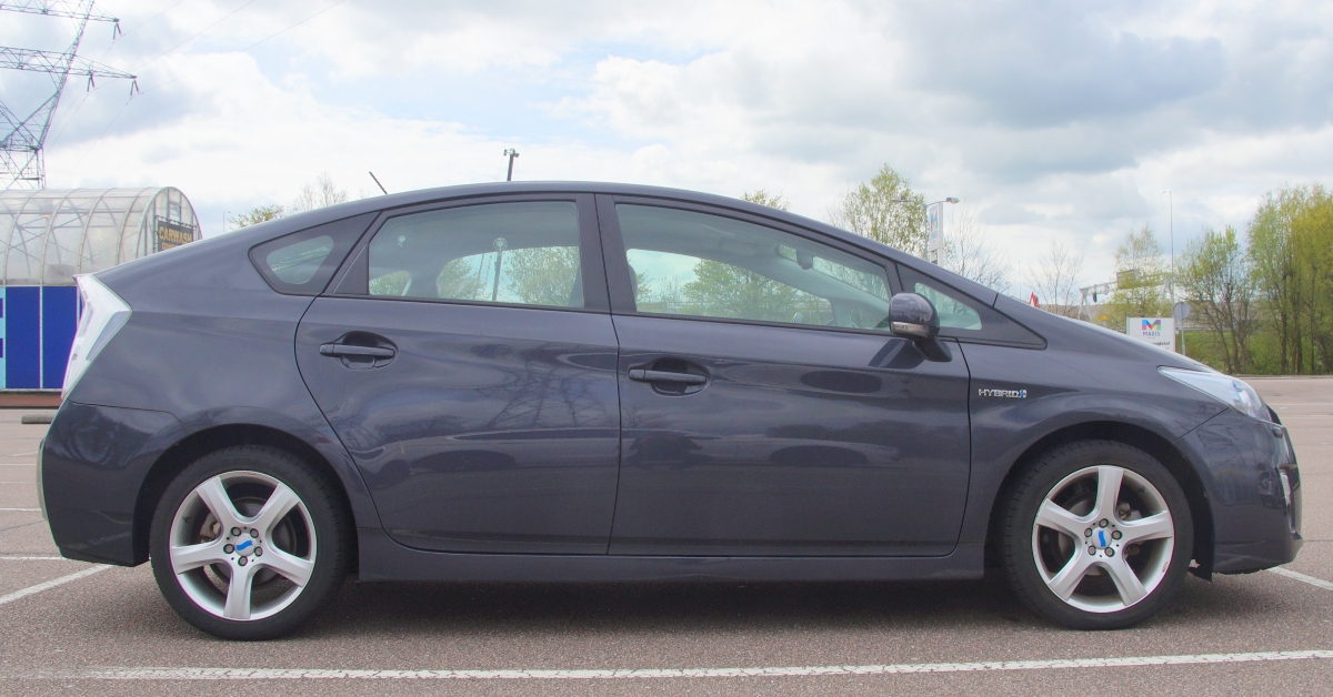 gray toyota prius