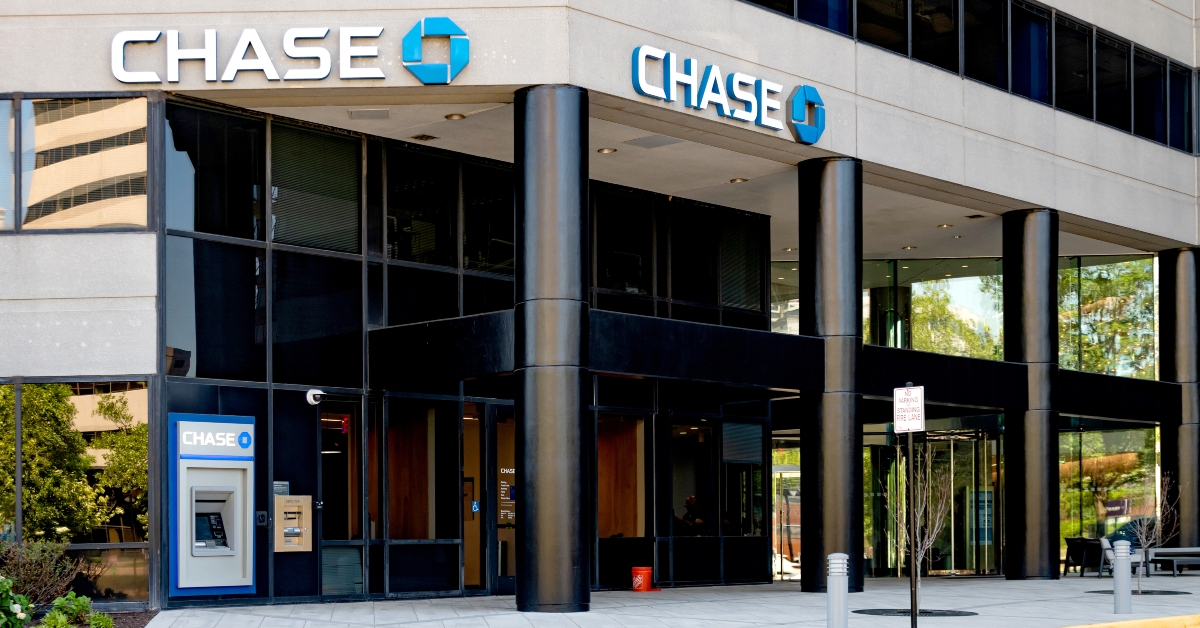 entrance to the chase bank branch