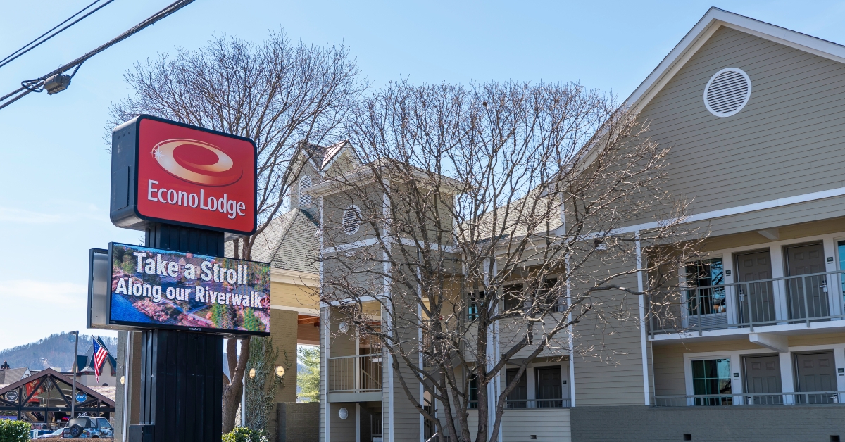 econo lodge motel building
