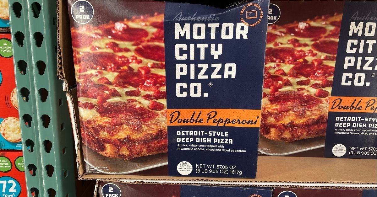 detroit style deep dish pepperoni pizza