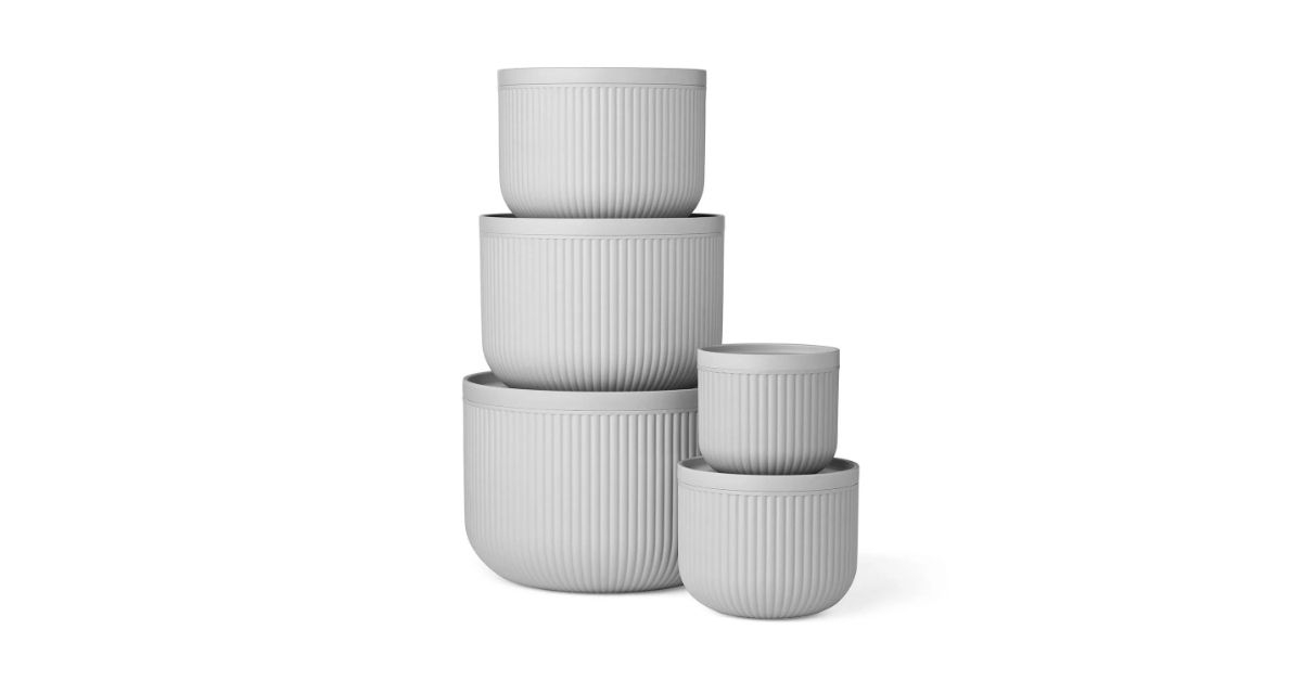 a white serving bowl set