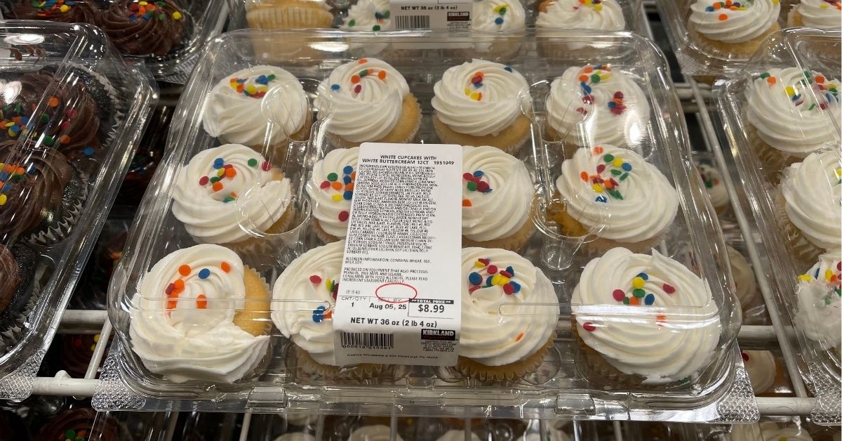 white cupcakes with buttercream