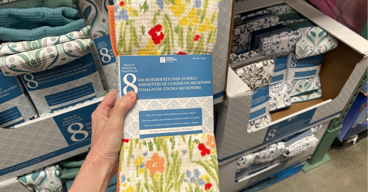 a pack of kitchen towel set