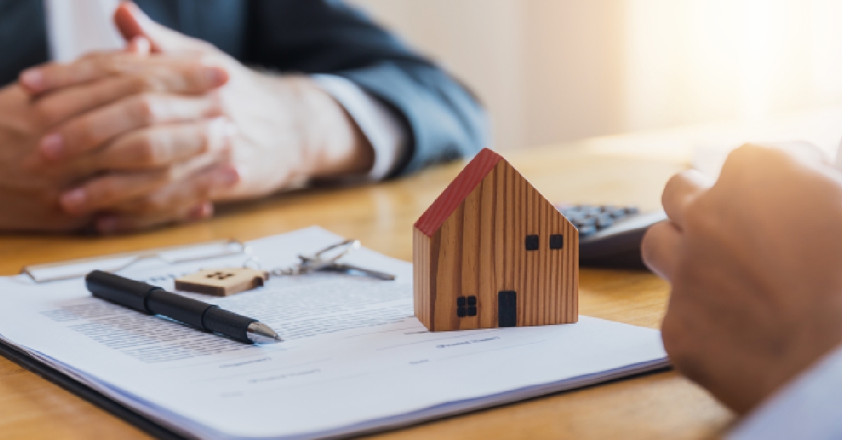 real estate agent negotiate with customer