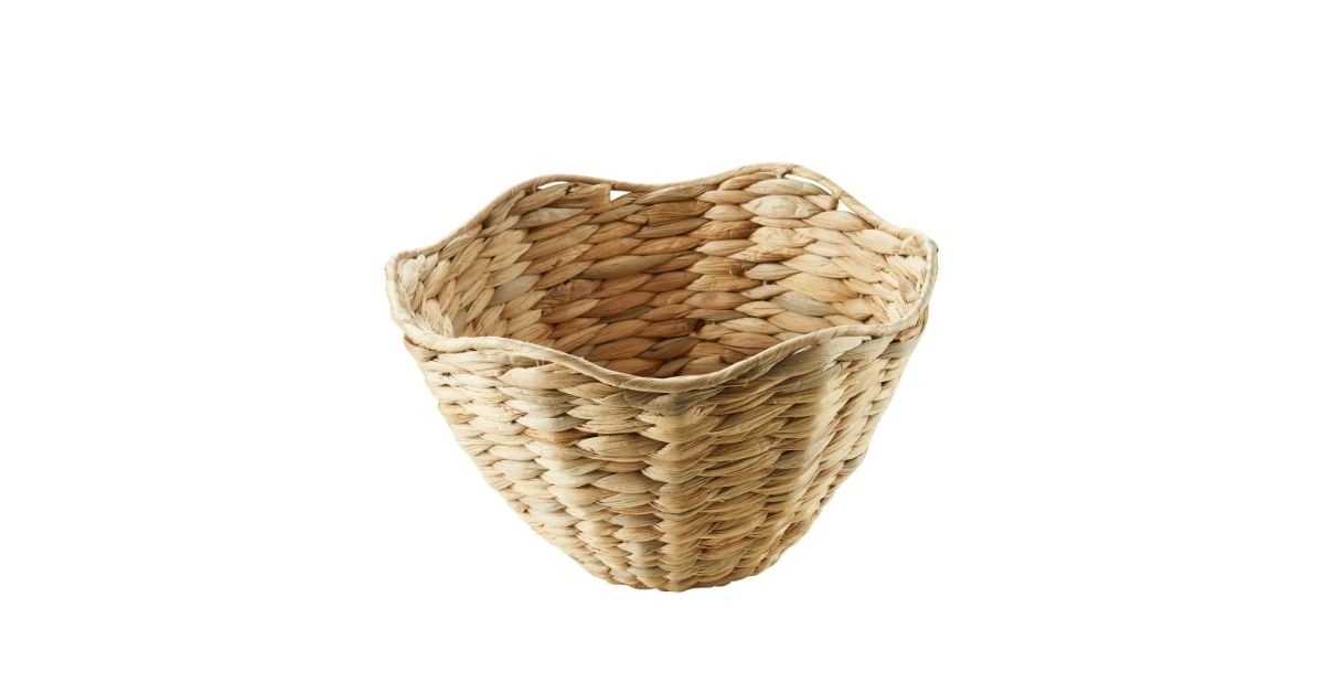 round scalloped woven bowl