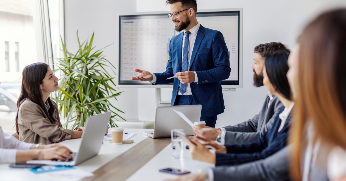 manager discussing with his team in a meeting
