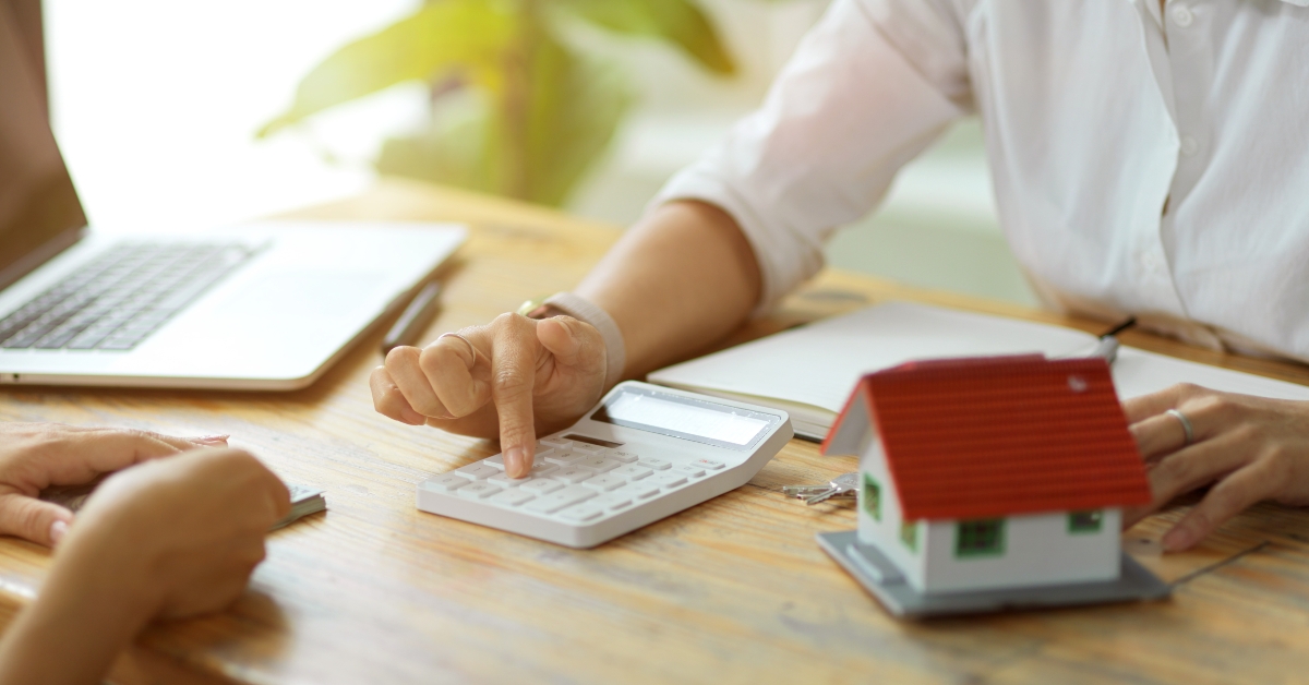 real estate agent estimates housing costs