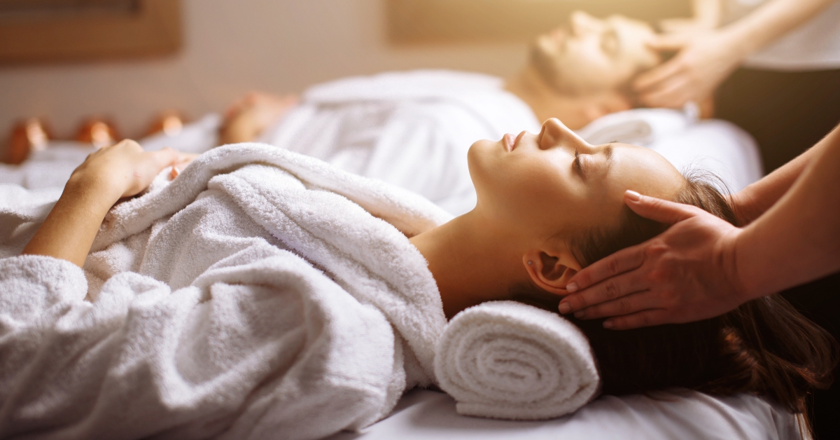 head massage at beauty spa 