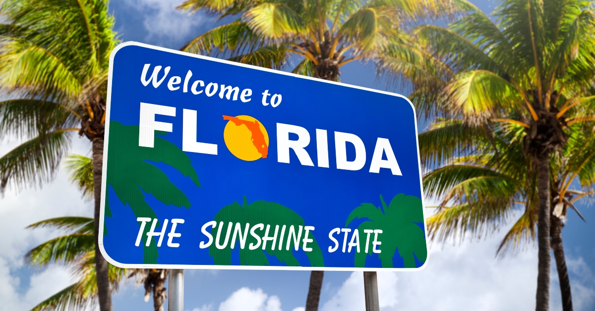 florida welcome sign on tropical beach