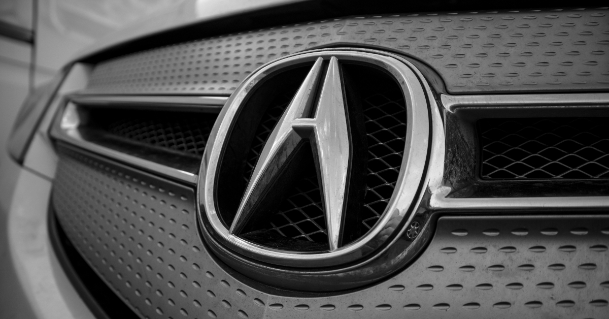 acura logo on the front of the car