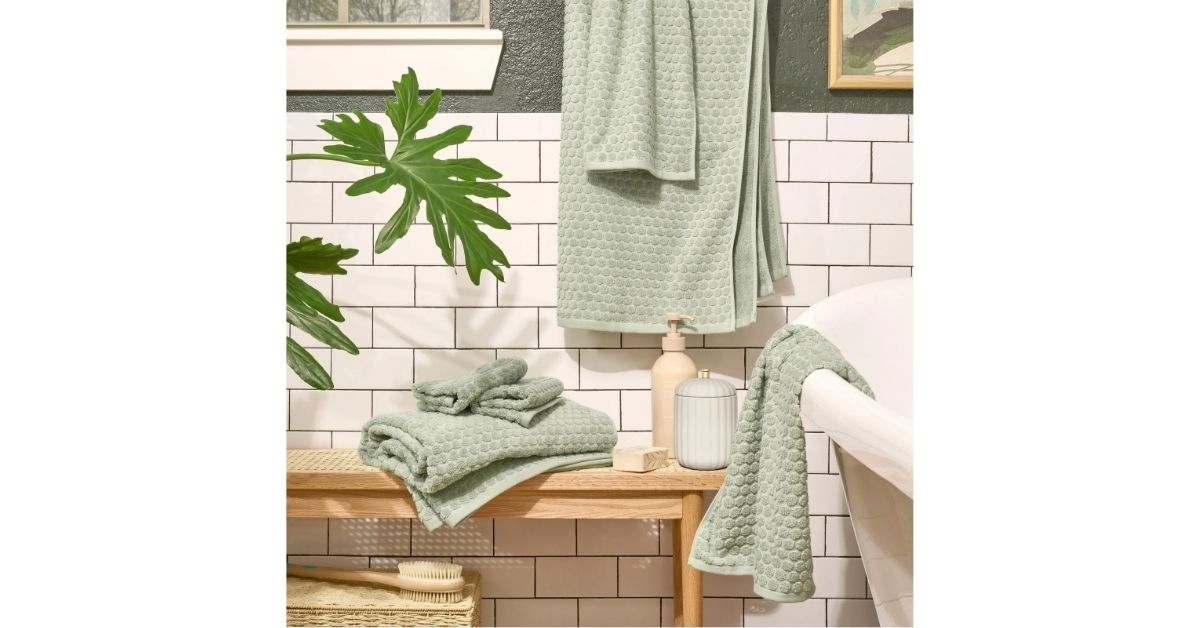 Six piece dot bath towel set