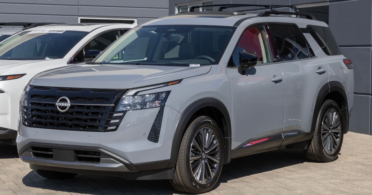 Nissan Pathfinder Platinum 4WD Mid-Size SUV