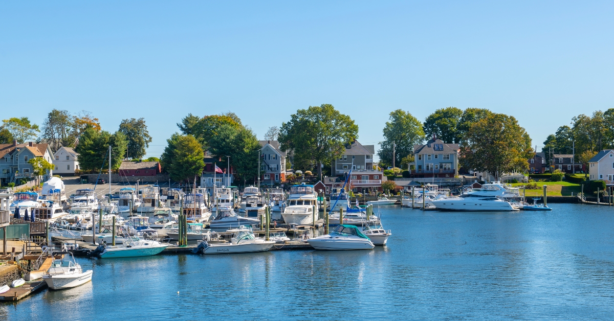 cove marina and yachts on pawtuxet river