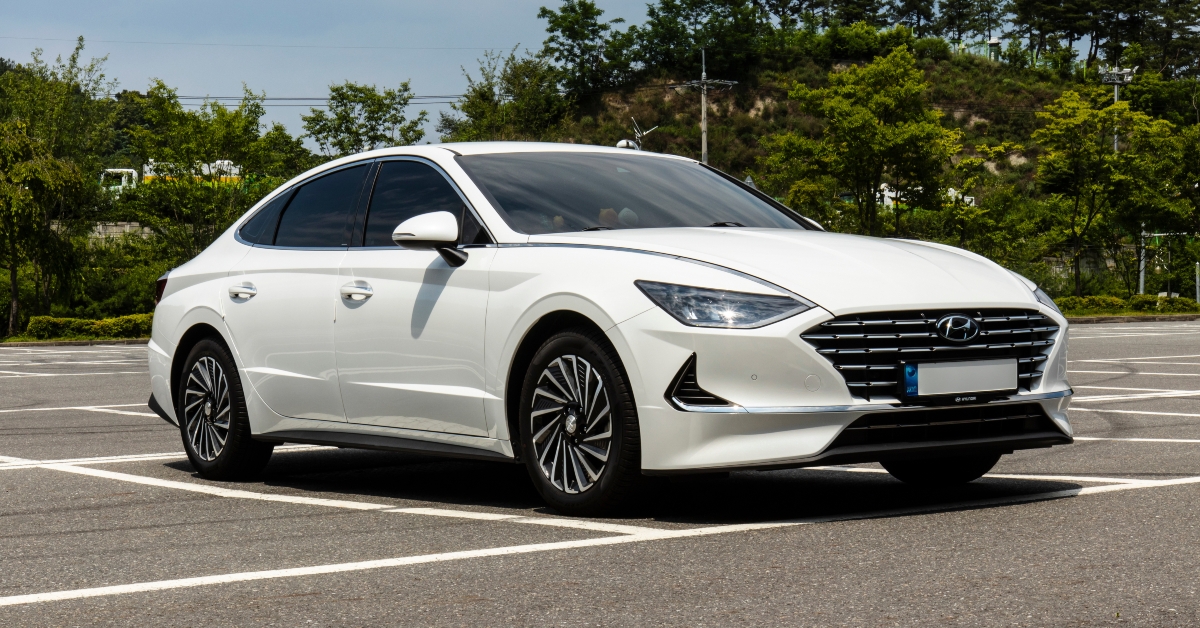 white hyundai sonata hybrid
