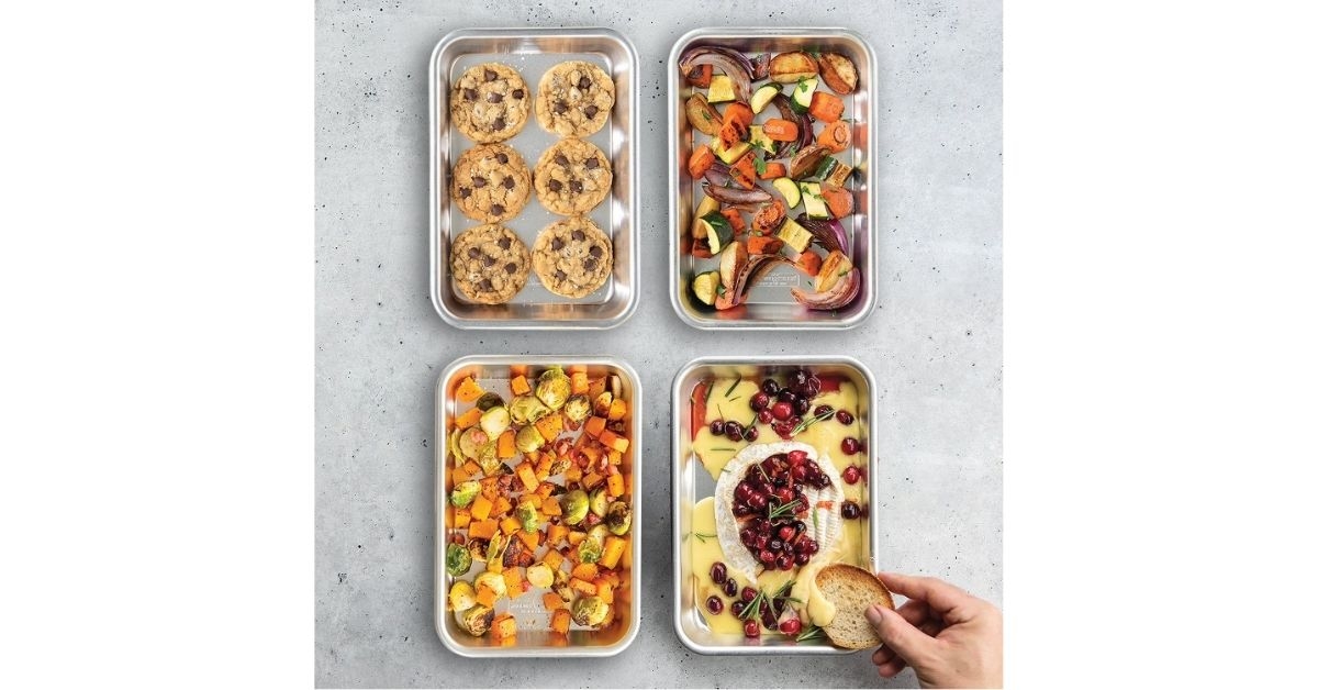 eight sheet aluminum pans