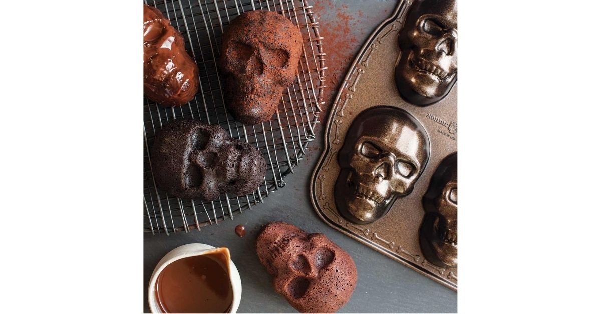 skull cakelet pan