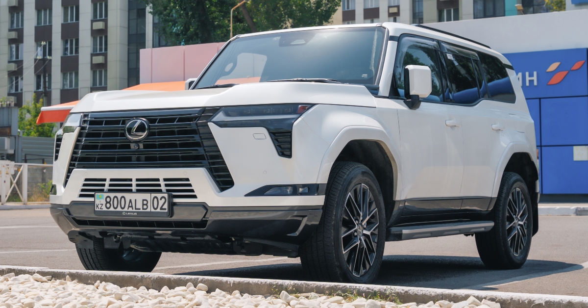 white lexus gx 550
