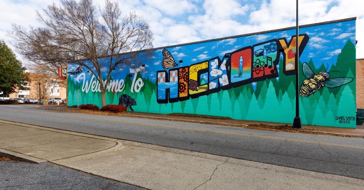 Welcome to Hickory mural on the Dive Bar building