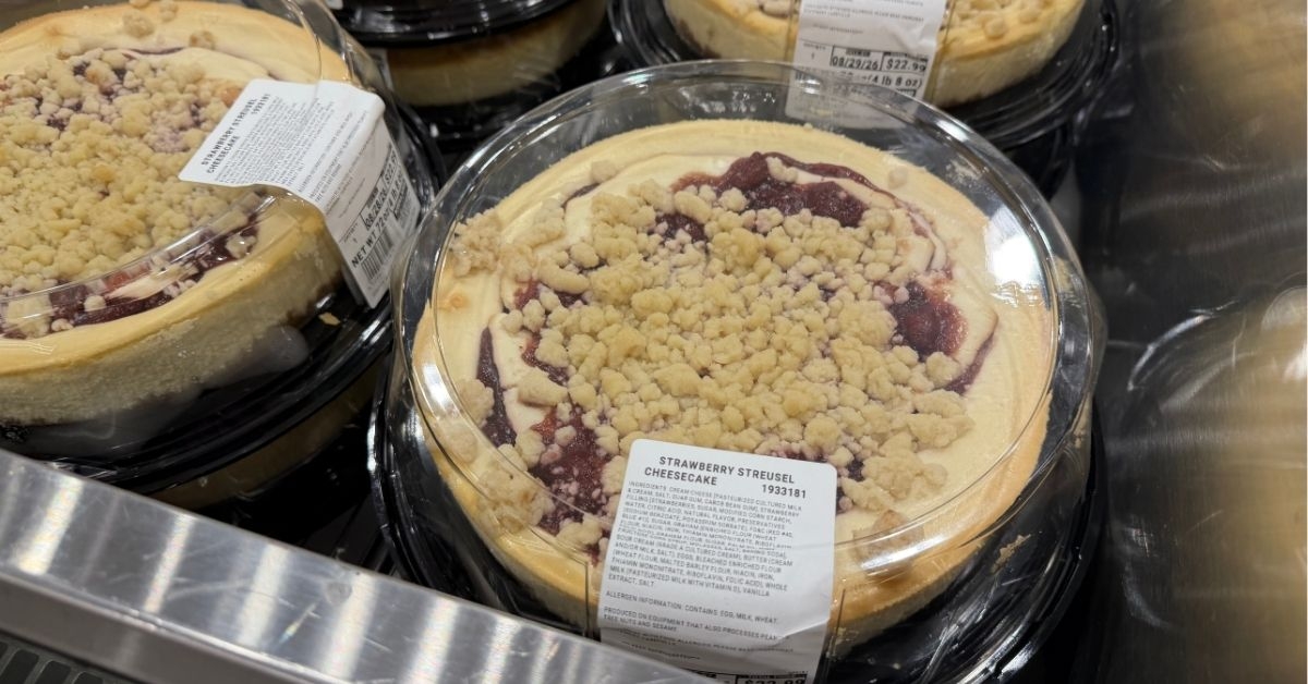 strawberry streusel cheesecake