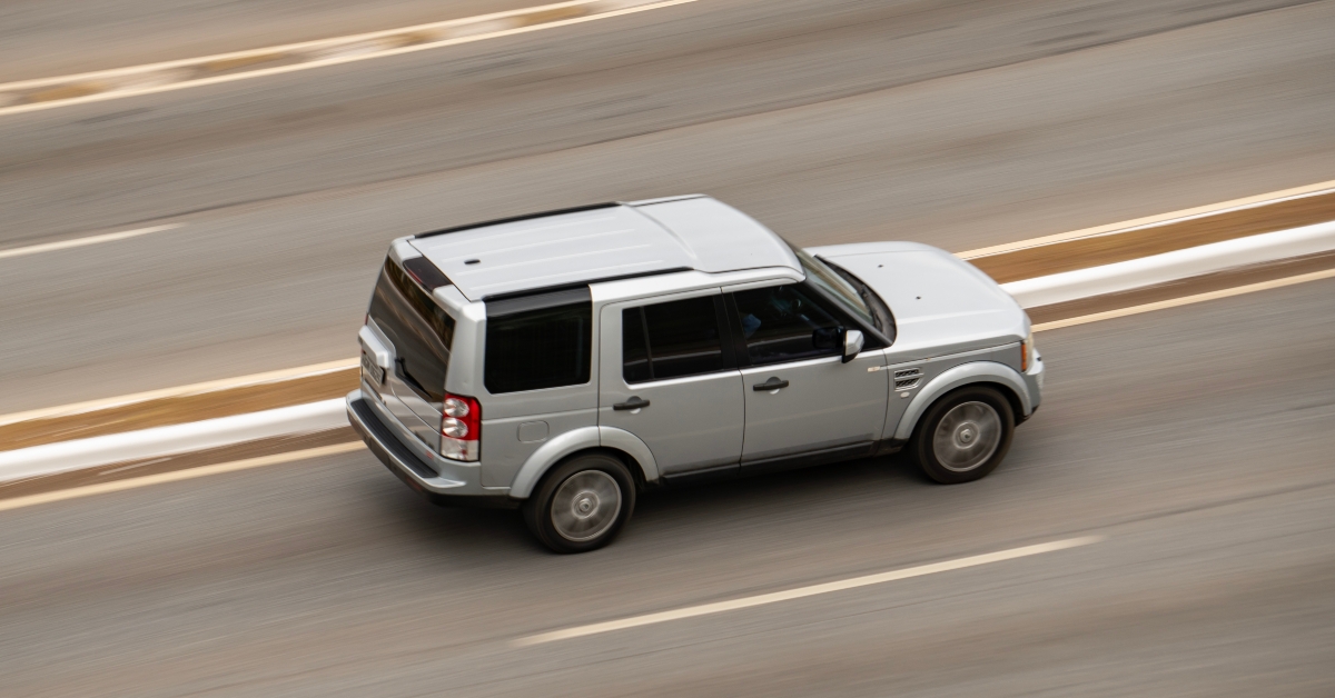 silver land rover discovery 4